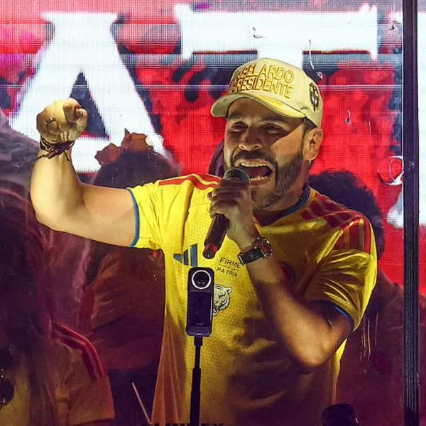 Prohíben a Abelardo de la Espriella decir "firmes por la patria" en su campaña