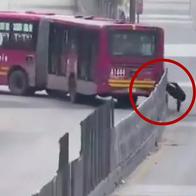 Mujer fue atropellada por bus de Transmilenio cuando se colaba y quedó en video