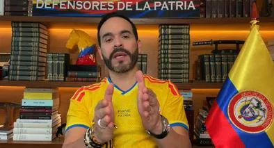 A Abelardo de la Espriella lo están llevando a empujones a la Casa de Nariño