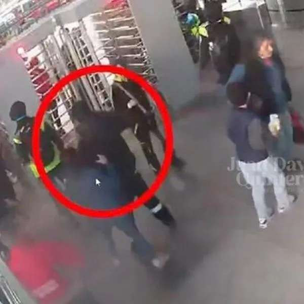 Hombre atacó con martillo a un guarda de Transmilenio: todo quedó en video