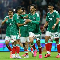 Luis Chávez, de México, celebra con sus compañeros al anotar durante el partido amistoso entre México y Serbia el 4 de junio de 2026 en Toluca, México