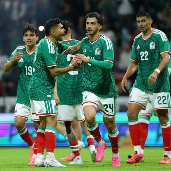 Luis Chávez, de México, celebra con sus compañeros al anotar durante el partido amistoso entre México y Serbia el 4 de junio de 2026 en Toluca, México