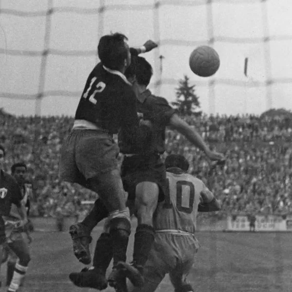 Acción en la portería durante el Brasil vs. México, en el partido inaugural de la Copa del Mundo de 1954, en el Estadio de Charmilles, Ginebra, 16 de junio de 1954. Brasil ganó 5-0.