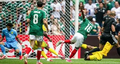 Julián Quiñones, el número 16 de México, remata y anota el primer gol del equipo durante el partido del Grupo A de la Copa Mundial de la FIFA 2026 entre México y Sudáfrica en el Estadio de la Ciudad de México el 11 de junio de 2026 en la Ciudad de México.