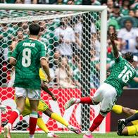 Julián Quiñones, el número 16 de México, remata y anota el primer gol del equipo durante el partido del Grupo A de la Copa Mundial de la FIFA 2026 entre México y Sudáfrica en el Estadio de la Ciudad de México el 11 de junio de 2026 en la Ciudad de México.