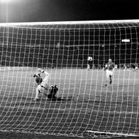 El tiro decisivo en la tanda de penaltis del 20 de junio de 1976 en Belgrado, en la final de la Eurocopa entre la selección alemana de fútbol y la de Checoslovaquia (CSSR), con un marcador de 2-2 tras los 90 minutos y la prórroga: el portero de Múnich, Sepp Maier (al frente), es engañado con frialdad por el centrocampista checoslovaco Antonin Panenka.
