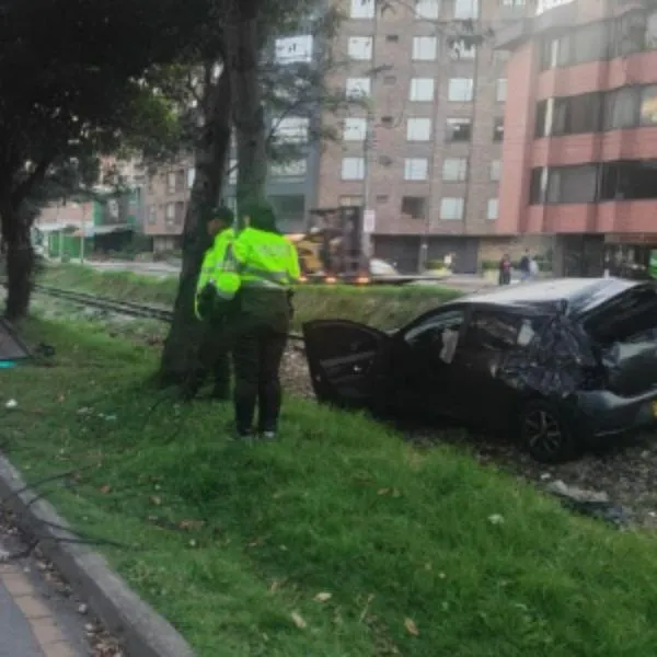El misterioso hallazgo de un carro estrellado y abandonado en la carrilera del tren en Usaquén generó pánico en el norte de Bogotá; autoridades investigan.