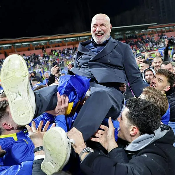 "Sergej Barbarez, director técnico de Bosnia y Herzegovina, es levantado en hombros por su equipo mientras celebran la victoria y la clasificación a la Copa Mundial de la FIFA 2026 durante el partido de play-offs de las eliminatorias europeas para la Copa Mundial de la FIFA 2026 entre Bosnia y Herzegovina e Italia, en el Estadio Bilino Polje el 31 de marzo de 2026 en Zenica, Bosnia y Herzegovina.