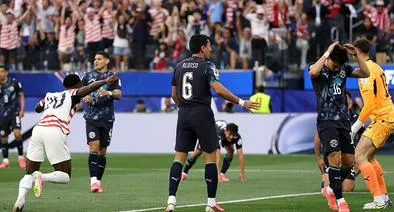 Damian Bobadilla, #16 de Paraguay, se ve abatido luego de anotar un autogol, el primer gol para los Estados Unidos, durante el partido del Grupo D de la Copa Mundial de la FIFA 2026 entre Estados Unidos y Paraguay en el Los Angeles Stadium el 12 de junio.