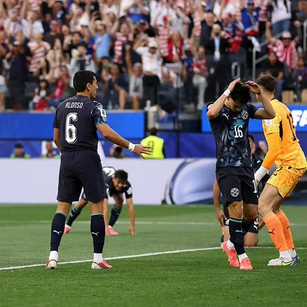 Damian Bobadilla, #16 de Paraguay, se ve abatido luego de anotar un autogol, el primer gol para los Estados Unidos, durante el partido del Grupo D de la Copa Mundial de la FIFA 2026 entre Estados Unidos y Paraguay en el Los Angeles Stadium el 12 de junio.