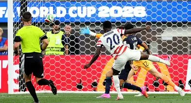 Folarin Balogun, #20 de Estados Unidos, anota el tercer gol de su equipo durante el partido del Grupo D de la Copa Mundial de la FIFA 2026 ante Paraguay en Los Angeles Stadium el 12 de junio de 2026