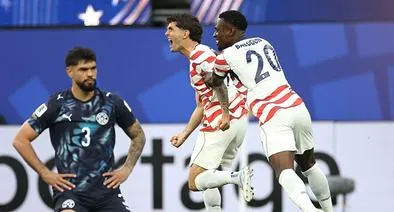 Christian Pulisic, # 10, y Folarin Balogun, # 20 de Estados Unidos, celebran el primer gol de su equipo, un autogol de Damián Bobadilla, # 16 de Paraguay, durante el partido del Grupo D de la Copa Mundial de la Fifa 2026 en Los Angeles Stadium el 12 de junio de 2026