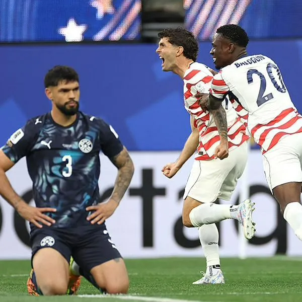 Christian Pulisic, # 10, y Folarin Balogun, # 20 de Estados Unidos, celebran el primer gol de su equipo, un autogol de Damián Bobadilla, # 16 de Paraguay, durante el partido del Grupo D de la Copa Mundial de la Fifa 2026 en Los Angeles Stadium el 12 de junio de 2026