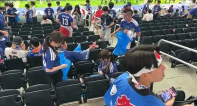 Video: aficionados japoneses recogen basura en estadio durante Mundial 2026