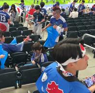Video: aficionados japoneses recogen basura en estadio durante Mundial 2026