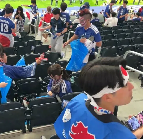 Video: aficionados japoneses recogen basura en estadio durante Mundial 2026