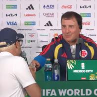 Regalo a Néstor Lorenzo en rueda de prensa previa a juego de Colombia en Mundial