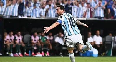 Lionel Messi celebra al anotar el primer gol de Argentina frente a Argelia durante la jornada 1 del Grupo J en la Copa Mundial de la FIFA, en el Kansas City Stadium de EE. UU. el 16 de junio de 2026.