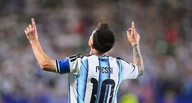 Lionel Messi (Argentina) celebra uno de sus goles para derrotar 3-0 a Argelia durante la primera jornada del Grupo J en la Copa Mundial de la FIFA, en el Kansas City Stadium de EE. UU. 