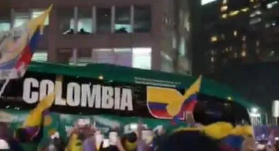 Banderazo de los hinchas de la Selección Colombia en la previa del debut