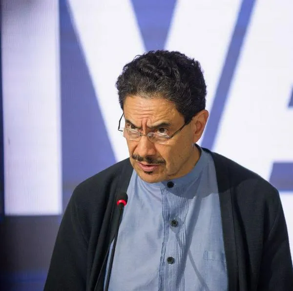A cinco días de las elecciones, Iván Cepeda presentó públicamente un certificado oncológico para frenar rumores sobre su salud y atacó a De la Espriella.