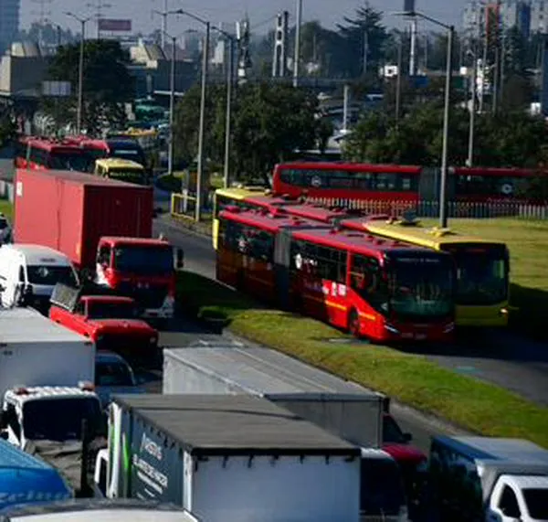 Movilidad hoy, 17 de junio: accidente entre camión y motociclista en Suba