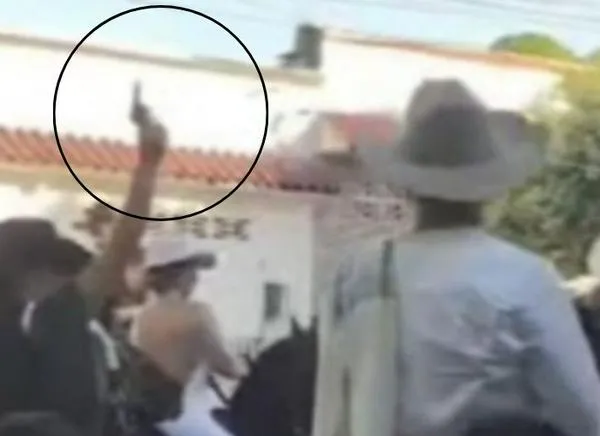Polémica en El Espinal por mujer que aparece supuestamente disparando
