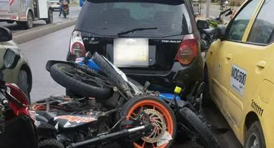 Un grave siniestro vial múltiple se registró en la mañana de este miércoles en la Avenida Caracas, en el barrio Danubio Azul, dejando varios heridos.