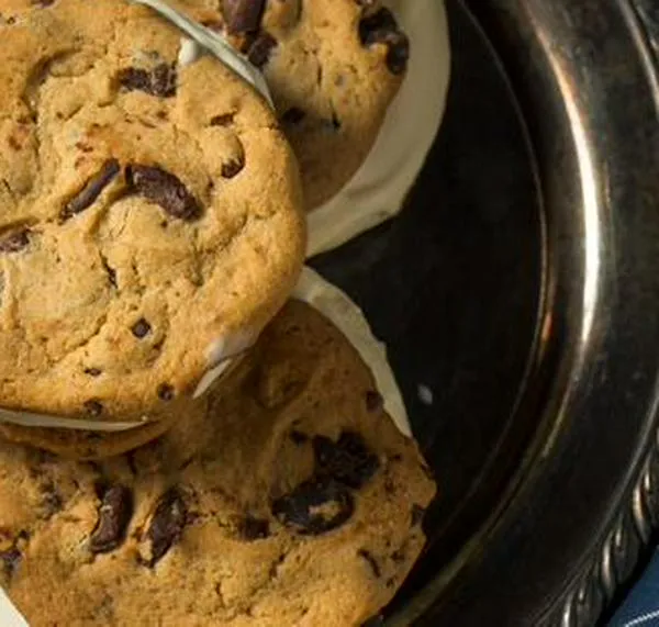 Sándwich de helado con galleta de chocolate casera: receta fácil