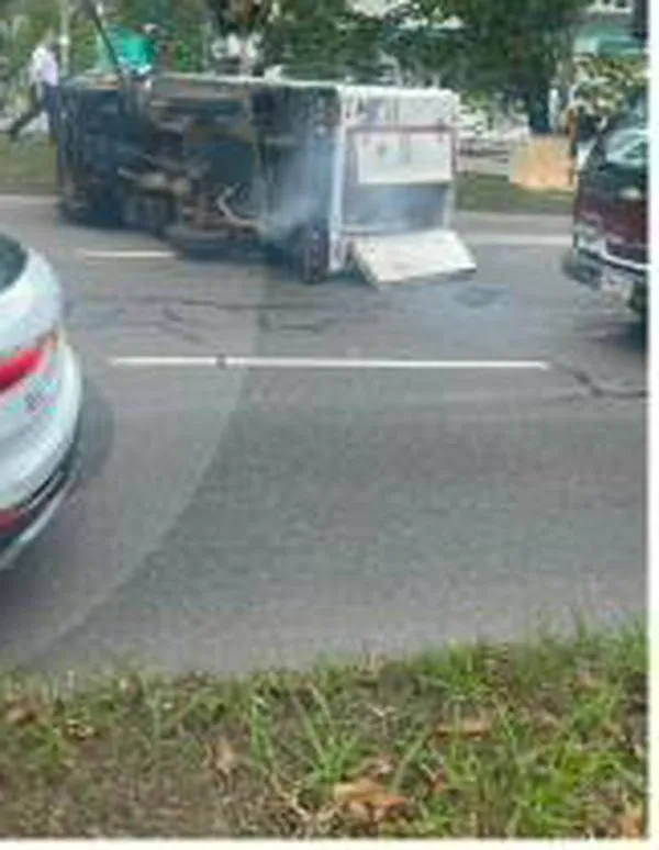 Atención: Hay movilidad reducida en la Av. Regional, a la altura de Eafit, por volcamiento de camión