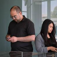 El uso excesivo del teléfono móvil en adolescentes incrementa riesgos de depresión, obesidad y problemas de sueño