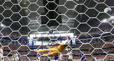 Martin Baturina, el número 16 de Croacia, anota el primer gol de su equipo superando a Jordan Pickford, el número 1 de Inglaterra, durante el partido del Grupo L de la Copa Mundial de la FIFA 2026 entre Inglaterra y Croacia en el Dallas Stadium el 17 de junio de 2026