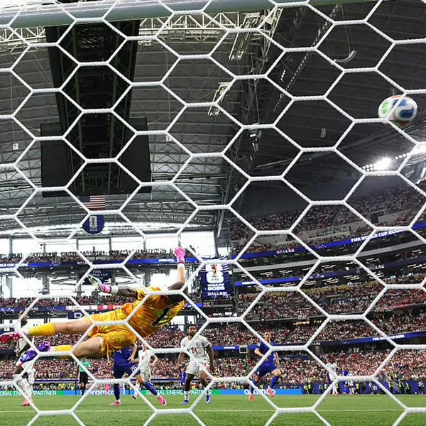 Martin Baturina, el número 16 de Croacia, anota el primer gol de su equipo superando a Jordan Pickford, el número 1 de Inglaterra, durante el partido del Grupo L de la Copa Mundial de la FIFA 2026 entre Inglaterra y Croacia en el Dallas Stadium el 17 de junio de 2026