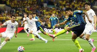 Luis Díaz, el número 7 de Colombia, remata a portería durante el partido del Grupo K de la Copa Mundial de la FIFA 2026 entre Uzbekistán y Colombia en el Estadio de la Ciudad de México, el 17 de junio de 2026