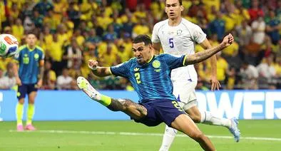 Daniel Muñoz, el número 2 de Colombia, anota el primer gol de la Selección durante el partido del Grupo K de la Copa Mundial de la FIFA 2026 entre Uzbekistán y Colombia, en el Estadio de la Ciudad de México el 17 de junio de 2026.