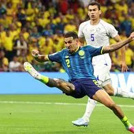 Daniel Muñoz, el número 2 de Colombia, anota el primer gol de la Selección durante el partido del Grupo K de la Copa Mundial de la FIFA 2026 entre Uzbekistán y Colombia, en el Estadio de la Ciudad de México el 17 de junio de 2026.