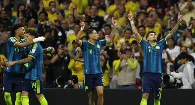 Luis Díaz, el número 7 de Colombia, celebra con sus compañeros al anotar el segundo gol durante el partido del Grupo K de la Copa Mundial de la Fifa, entre Uzbekistán y Colombia en el Estadio de la Ciudad de México el 17 de junio de 2026