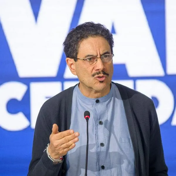 Iván Cepeda, candidato presidencial, habla sobre la corrupción en Ecopetrol y posibles cambios en gobierno durante su entrevista con Juan Roberto Vargas.