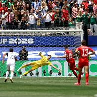 Granit Xhaka, el número 10 de Suiza, anota el cuarto gol de su equipo durante el partido del Grupo B de la Copa Mundial de la FIFA 2026 entre Suiza y Bosnia y Herzegovina en el Los Angeles Stadium el 18 de junio de 2026.