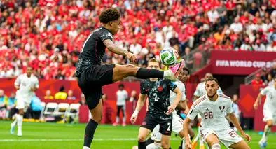 Tajon Buchanan, #17 de Canadá, salta por el balón contra Catar en la segunda mitad durante el partido del Grupo B de la Copa Mundial de la Fifa en el BC Place de Vancouver el 18 de junio de 2026