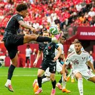 Tajon Buchanan, #17 de Canadá, salta por el balón contra Catar en la segunda mitad durante el partido del Grupo B de la Copa Mundial de la Fifa en el BC Place de Vancouver el 18 de junio de 2026