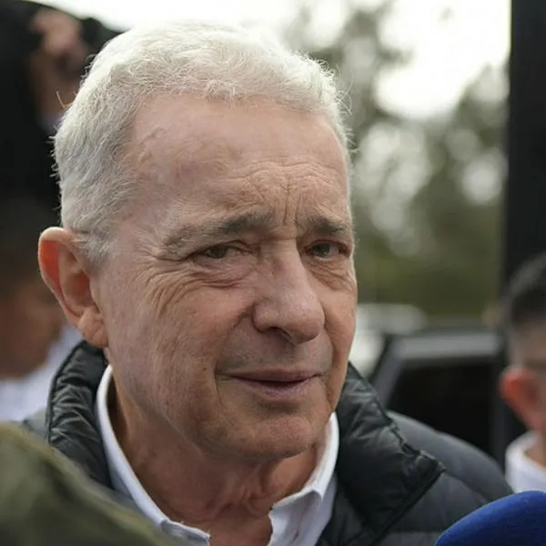 El expresidente colombiano Álvaro Uribe Vélez, en un mitin en el que él y la entonces candidata presidencial Paloma Valencia estuvieron con sus simpatizantes como parte de su campaña en Ipiales, ciudad fronteriza entre Colombia y Ecuador, el 16 de abril de 2026.