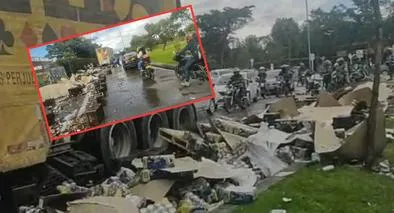 Accidente de un camión de cervezas en la avenida Ciudad de Cali (Bogotá), que dejó varias botellas rotas