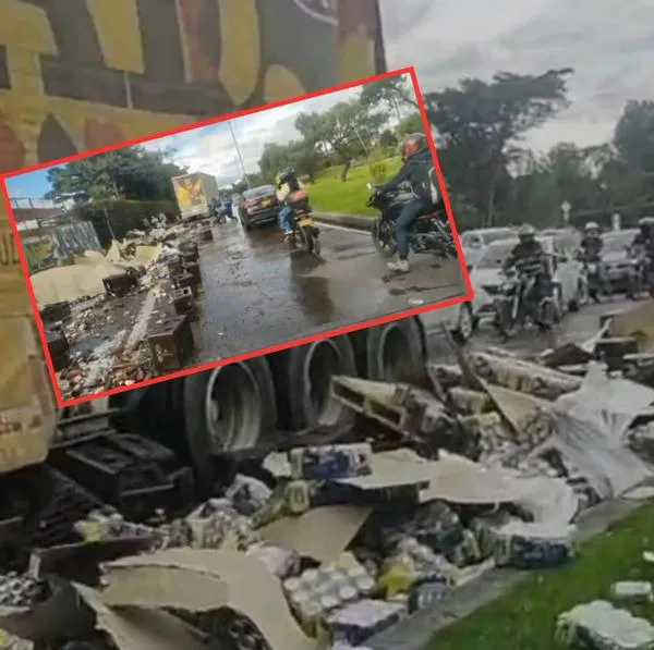 Accidente de un camión de cervezas en la avenida Ciudad de Cali (Bogotá), que dejó varias botellas rotas