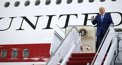 El presidente Donald Trump levanta el puño luego de recorrer el interior de la aeronave más reciente de la flota presidencial en la Base de la Fuerza Aérea Andrews el 19 de junio de 2026. La familia real qatarí regaló el lujoso Boeing 747-8 de 13 años de antigüedad, valorado en 400 millones de dólares, a la Fuerza Aérea de los EE. UU. para ser utilizado como el nuevo Air Force One
