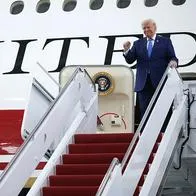 El presidente Donald Trump levanta el puño luego de recorrer el interior de la aeronave más reciente de la flota presidencial en la Base de la Fuerza Aérea Andrews el 19 de junio de 2026. La familia real qatarí regaló el lujoso Boeing 747-8 de 13 años de antigüedad, valorado en 400 millones de dólares, a la Fuerza Aérea de los EE. UU. para ser utilizado como el nuevo Air Force One
