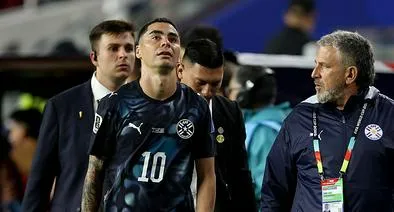 Miguel Almirón de Paraguay fue expulsado taparse la boca en partido con Turquía