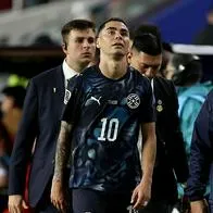 Miguel Almirón de Paraguay fue expulsado taparse la boca en partido con Turquía