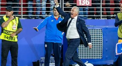 El director técnico de Paraguay, Gustavo Alfaro, reclama una tarjeta durante el partido del Grupo D de la Copa Mundial de la Fifa entre Turquía y Paraguay el 19 de junio de 2026 en el San Francisco Bay Area Stadium, en Santa Clara, California.