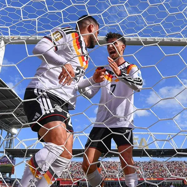 Deniz Undav (Alemania) celebra con Kai Havertz (Alemania) su gol para empatar el marcador 1-1 contra Costa de Marfil en juego del grupo E de la Copa del Mundo en el Toronto Stadium